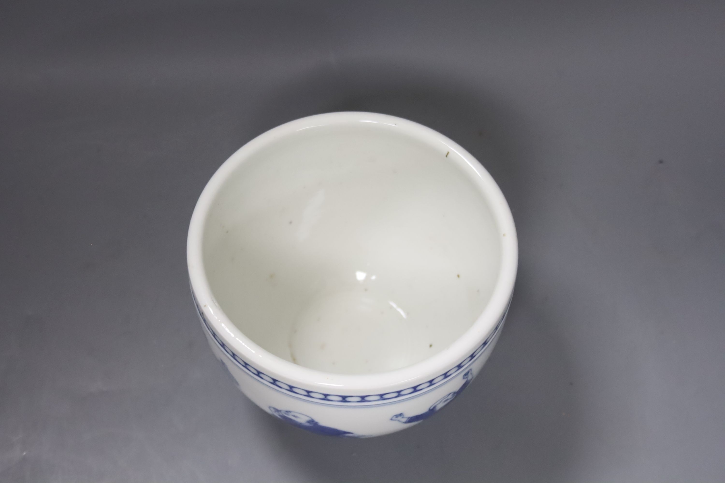 A Chinese blue and white small jardiniere 12cm